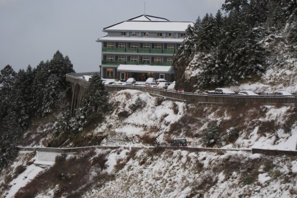 合歡山松雪樓覆蓋一層白雪。(東勢林管處提供)