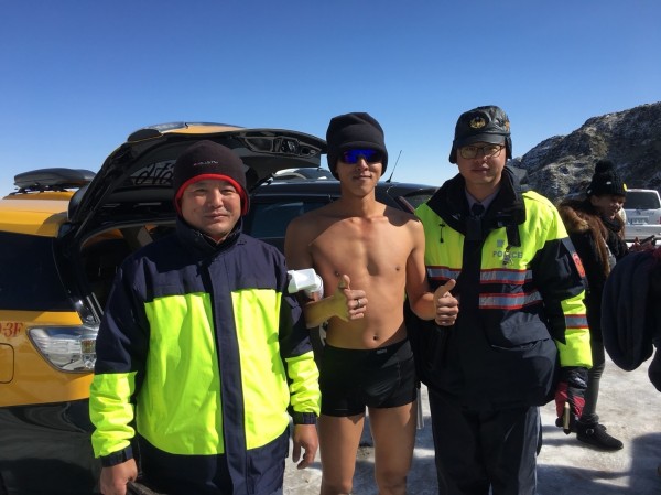 阿凱的舉動也引起警方關切,不過他沒裸露重要部位也未影響交通,最後反而與波麗士大人開心合影留念。(民眾提供)