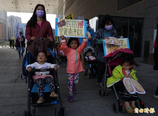 媽媽們曾上街抗議空污,不滿讓孩子的肺變成空氣清淨機。(記者蔡淑媛攝)