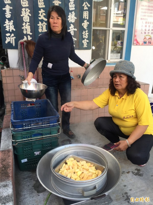 赤山社區婆媽示範製作「黑搓巧」,先把地瓜蒸軟。(記者羅欣貞攝)