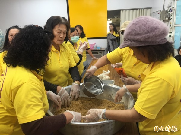 地瓜粉、黑糖加水揉。(記者羅欣貞攝)