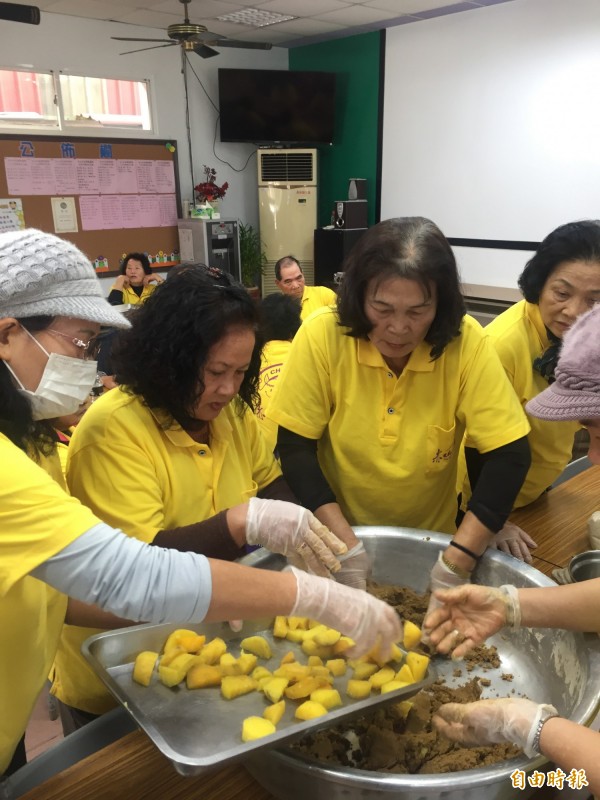 加入地瓜塊繼續揉。(記者羅欣貞攝)