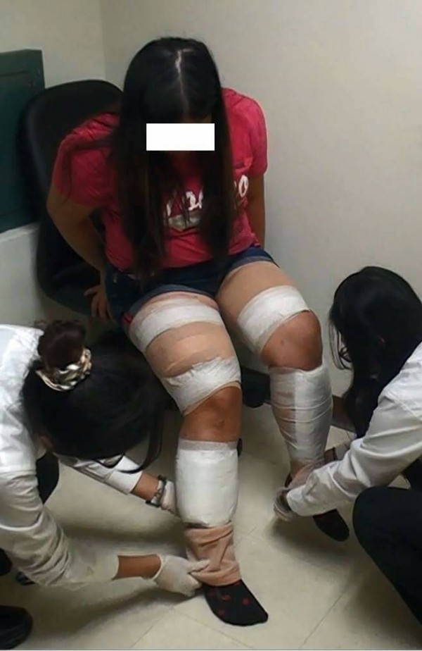 馬來西亞乘客被查獲將毒品綁在雙腿,意圖闖關被捕。(記者洪定宏翻攝)