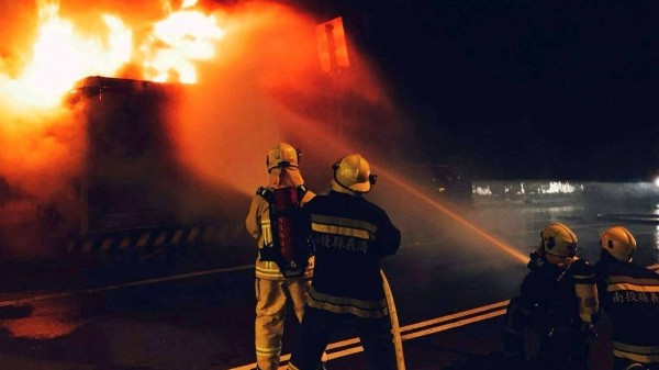 南投縣台16線集集隧道口路段發生火燒車意外,消防人員拉水線灌救情形。(記者謝介裕翻攝)
