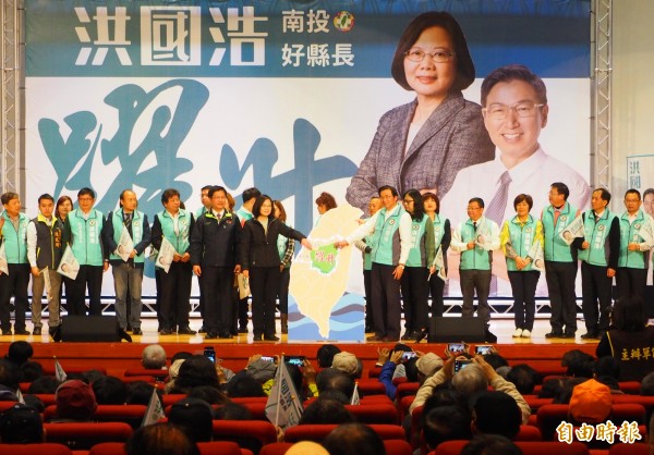 蔡英文與洪國浩（站在台灣左邊和右邊），合力將南投縣綠色拼圖放上台灣的正中心。（記者陳鳳麗攝）