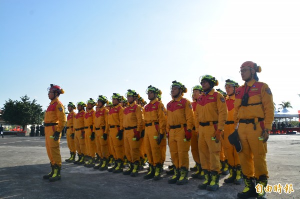 睽違18年終成軍的「花蓮縣特種搜救隊」,今舉行授旗儀式,是全台第19支特搜隊伍,共有32名特搜人員。(記者王峻祺攝)