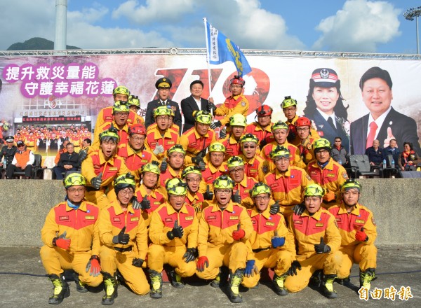 花蓮縣消防局今早在花蓮市德興運動場舉辦119消防節慶祝活動,身兼花蓮義消總隊長的縣長傅崐萁,為新成軍的特搜隊授旗。(記者王峻祺攝)