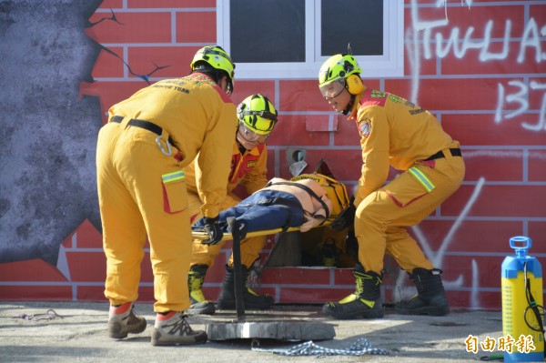 花蓮特搜隊今在119消防節慶祝活動中,進行破壞建築緊急救援演練。(記者王峻祺攝)