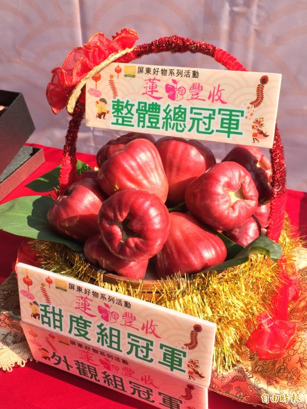 一顆2000元的冠軍蓮霧。(記者羅欣貞攝)