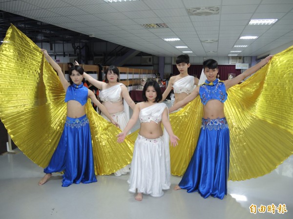 莊敬高職肚皮舞團成員不分男女胖瘦,都能樂在其中。(記者翁聿煌攝)