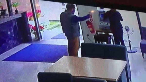 警方喬裝「賭客」,自稱是老闆的朋友,要求才剛剛上班3天搞不清楚狀況的櫃台小姐,幫他開贈品機。(記者王捷翻攝)