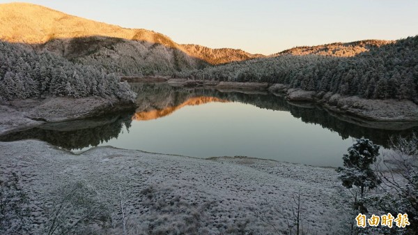 太平山今天見晴,金黃色暖陽灑落在翠峰湖畔,配上霧淞美景,宛如在藍寶石上鑲碎鑽。(太平山莊提供)