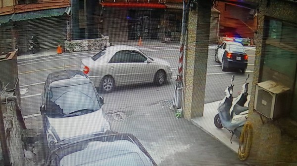 警方駕著巡邏車幫李男的車輛（後方銀色轎車）開道（記者吳昇儒翻攝）