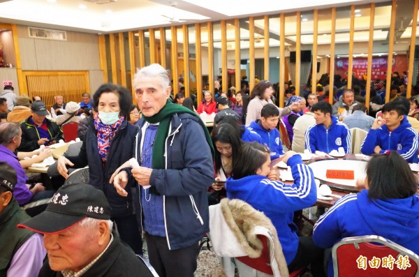 病後初癒的77歲劉一峰神父(右)神情還有些疲憊,直到開桌前一刻他都還在關心「大家有沒有都有位子坐」。(記者花孟璟攝)