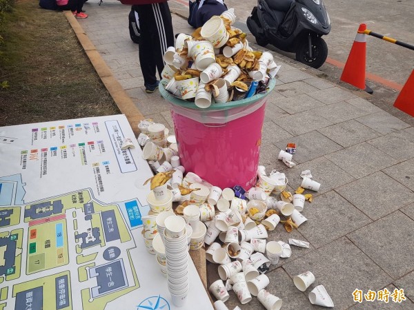 「2018金門馬拉松」還未結束,起跑點的國立金門大學擺放垃圾筒處就留下大批紙杯、香蕉皮等垃圾。(記者吳正庭攝)
