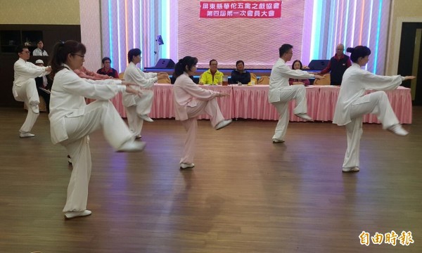太極拳高手進行拳架表演(記者葉永騫攝)