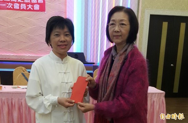 新任屏東縣華佗五禽之戲理事長劉玉霞頒獎給得獎選手(記者葉永騫攝)