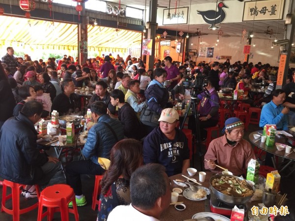 370人一起吃薑母鴨,感受寒冬的溫暖。(記者葉永騫攝)