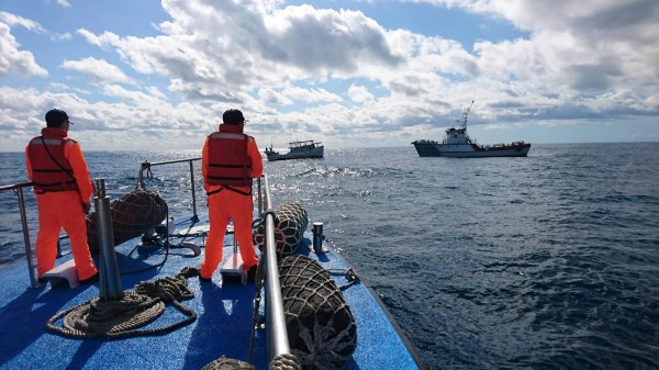 海巡艇在三貂角東北方18浬處發現失去動力的金福恩2號。(記者吳昇儒翻攝)