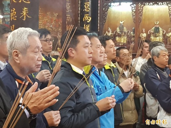 新竹都城隍公爺269週年聖誕暖壽，新竹市長林智堅率市府團隊上香祈福。（記者蔡彰盛攝）
