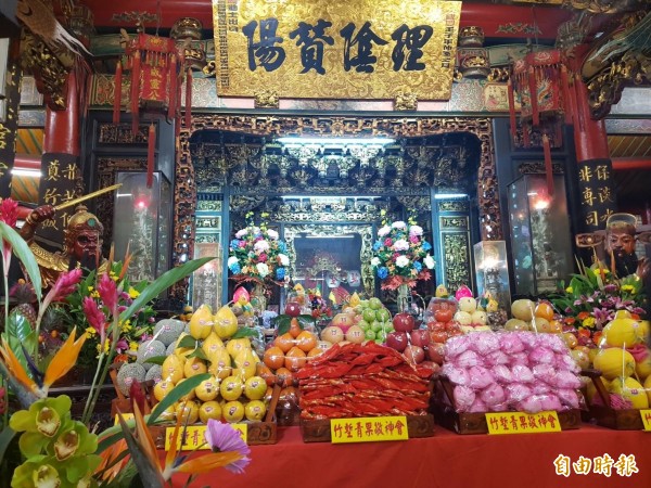 新竹都城隍公爺269週年聖誕，各界紛紛上香祈福。（記者蔡彰盛攝）