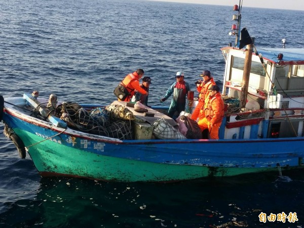這艘漁船被查獲使用刺網在小琉球3海里內捕漁。(記者陳彥廷翻攝)