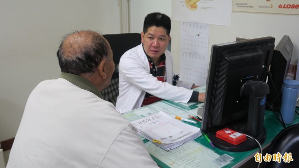 彰化醫院一般外科主任余明昌呼籲，誤吞異物，事後還是要找醫生評估處置比較妥當。（記者陳冠備攝）