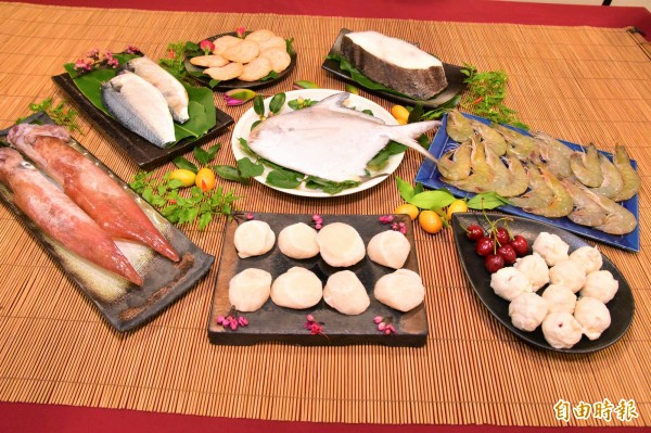 蘇澳區漁會推「鱻宴」春節集錦禮盒，內含八種海鮮。（記者張議晨攝）