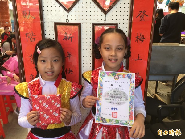 二年級學生葉馨榆（右）與好朋友連尹菲兩人雙雙獲獎，開心地分享小禮物。（記者邱書昱攝）