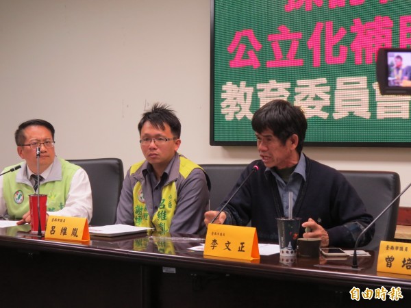 市議員李文正（右）質疑教育局長陳修平卻一意孤行，要求她下台負責。（記者蔡文居攝）