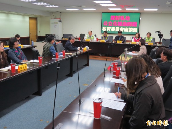 台南市議會教育委員會召開「私幼公立化」座談會，幼教業者出席踴躍。（記者蔡文居攝）