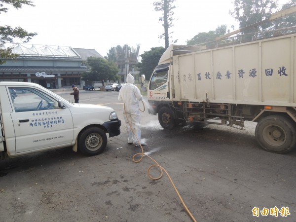 雲林縣今設立消毒站，進入縣境的畜牧回收車均需消毒。（記者陳燦坤攝）