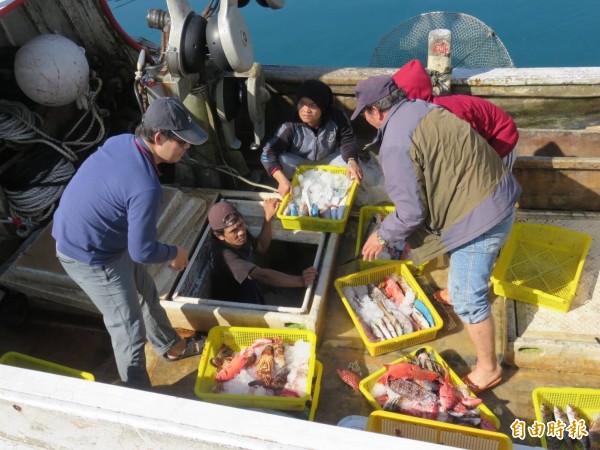 有八斗子籍刺網漁船違規在彭佳嶼近岸500公尺內以底刺網環繞彭佳嶼作業，被漁民檢舉，經過跟監三天追蹤，終於查獲具體事證。（圖為基隆市政府提供）