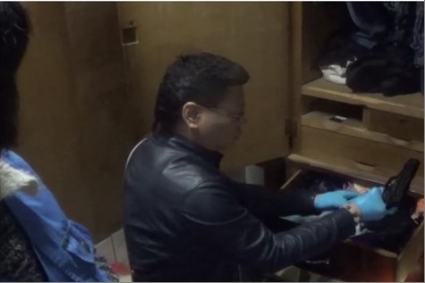 警方在林嫌房間衣櫃抽屜搜出槍枝彈藥。（記者鄭名翔攝）