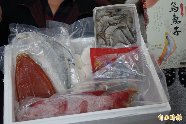 彰化區漁會春節檔期的特級禮盒，今年派出「冠軍烏魚子」打頭陣，還加碼送白蝦。（記者劉曉欣攝）