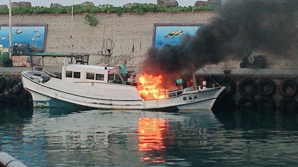 興福祥號漁船的船艙前方起火。(記者葉永騫翻攝)