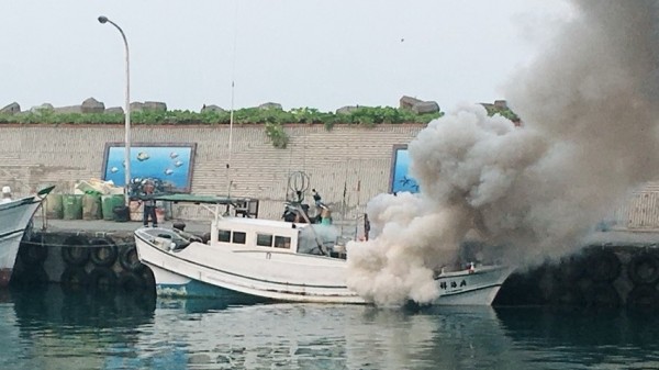 火警冒出的濃煙驚人。（記者葉永騫翻攝）