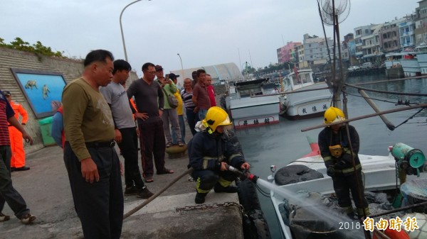 消防人員進行噴水滅火。（記者葉永騫攝）