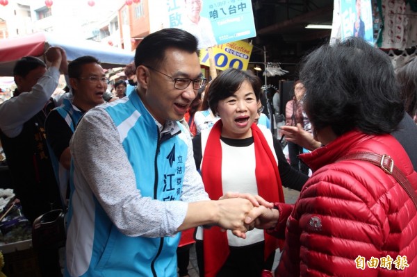 立委江啟臣(左)與前立委楊瓊瓔到大雅市場掃街,尋求支持。(記者李忠憲攝)