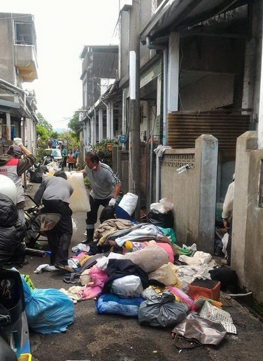 環保義工及清潔隊員從婦人家中清出成堆的垃圾，相當辛苦。（記者張勳騰翻攝）