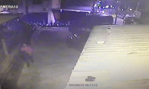 失竊地點附近的監視器拍下竊嫌徒步經過。（記者曾健銘翻攝）