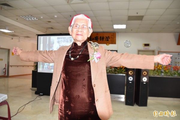 準百歲人瑞(99歲)楊玉說,肌力和體適能訓練讓她走路更穩健,自在走跳更快樂。(記者蘇福男攝) 準百歲人瑞(99歲)楊玉說,肌力和體適能訓練讓她走路更穩健,自在走跳更快樂。(記者蘇福男攝)