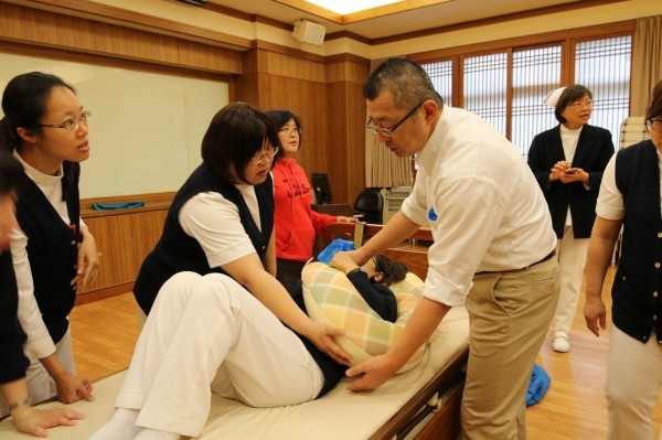 花蓮慈濟醫院邀請日本亞洲動作資源普及研究所長印南裕之,與院內護理師分享為行動不便及長期臥床的年長者平時在照顧方法。(花蓮慈濟醫院提供)