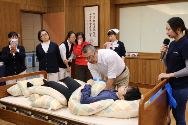 花蓮慈濟醫院邀請日本亞洲動作資源普及研究所長印南裕之,與院內護理師分享為行動不便及長期臥床的年長者平時在照顧方法。(花蓮慈濟醫院提供) 花蓮慈濟醫院邀請日本亞洲動作資源普及研究所長印南裕之,與院內護理師分享為行動不便及長期臥床的年長者平時在照顧方法。(花蓮慈濟醫院提供)