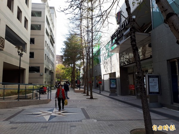 新竹市連接明志書院停車場和大遠百的西門通人行徒步區月底啟用，除增加座椅，還有立式靠背座椅，還有寬敞的人行空間。（記者洪美秀攝）