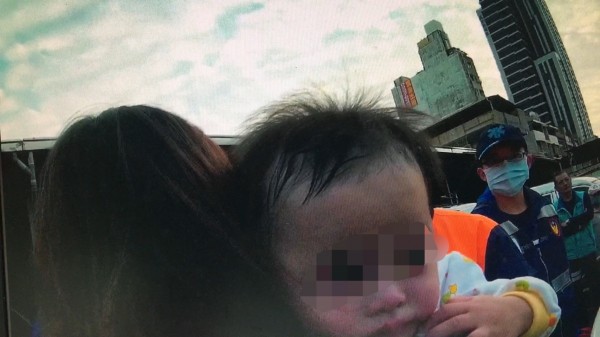 2歲女嬰受困,母親虛驚一場。(記者方志賢翻攝) 2歲女嬰受困,母親虛驚一場。(記者方志賢翻攝)