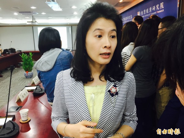 台經院副研究員劉佩真強調,由於市場供給大於需求,短期間內,房市仍有緩跌下修壓力。(記者王孟倫攝) 台經院副研究員劉佩真強調,由於市場供給大於需求,短期間內,房市仍有緩跌下修壓力。(記者王孟倫攝)