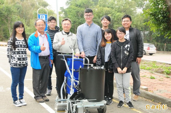 靜宜大學應化系研發廢輪胎轉化道路標線材料。(記者張軒哲攝)
