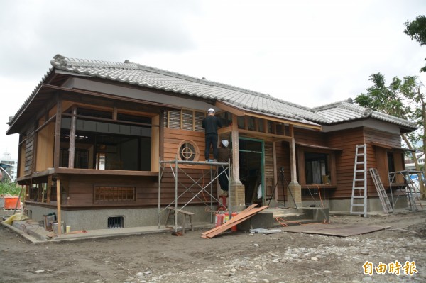 具有82年歷史的花蓮縣定古蹟「檢察長宿舍」,歷經4年研究調查及規劃設計,去年元月起按照傳統工法進行修復,目前主體結構已趨完工,將進入最後收尾階段。(記者王峻祺攝)