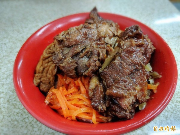 長得像「控肉」的排骨非常軟嫩,入口即化。(記者黃文瑜攝)